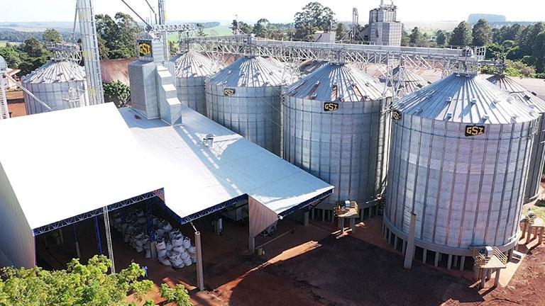 Silo de grãos em operação na fazenda rural