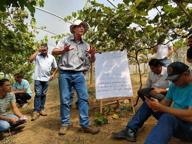 Extensionista rural orientando produtores em campo