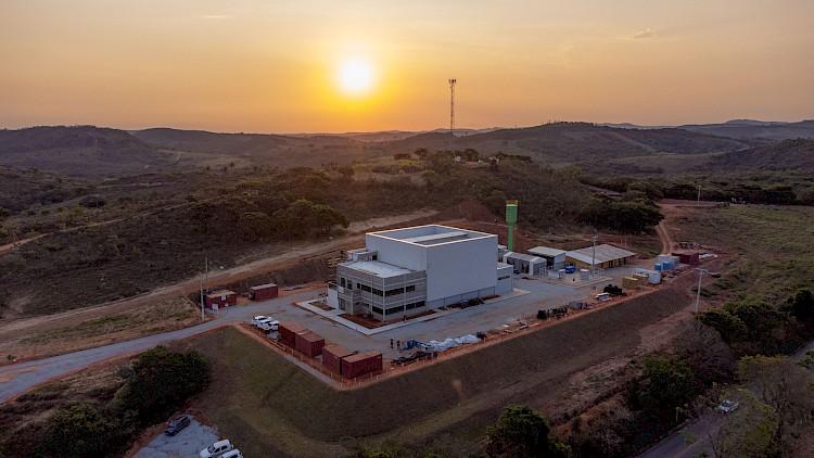 Cientistas brasileiros analisando borra de café para produção de biodiesel