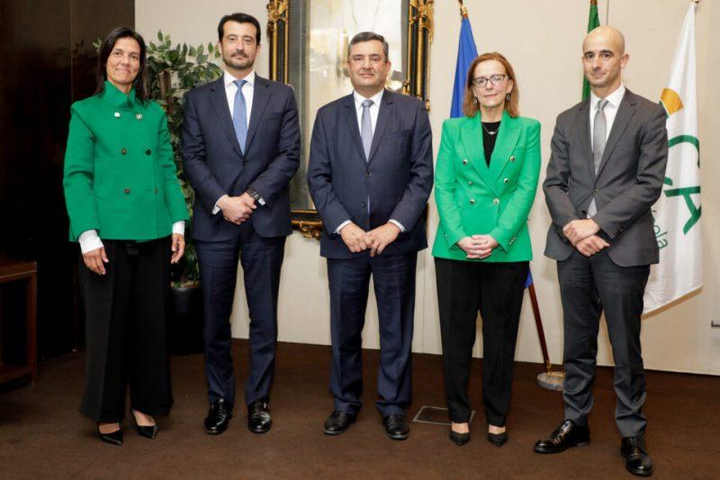 Agricultor familiar acessando PRONAF em agência bancária rural