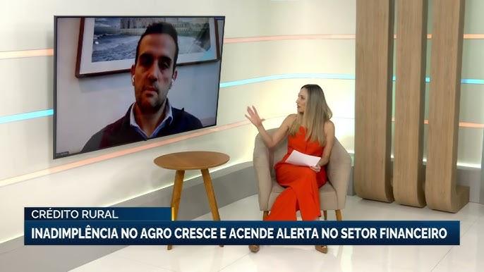 Produtor rural analisando opções de crédito em campo