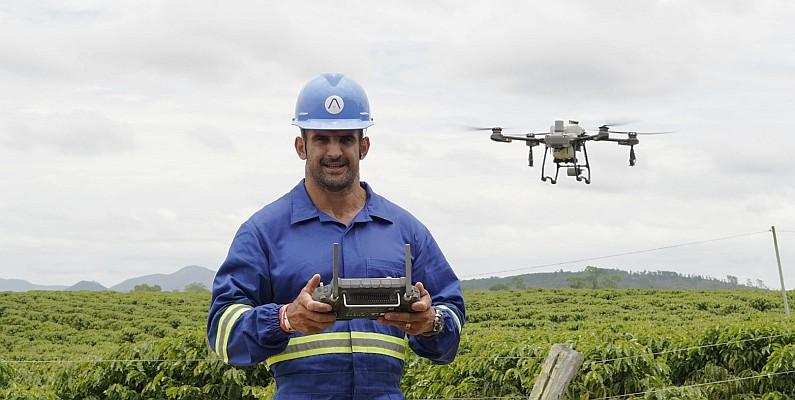 Drone pulverizando defensivos em plantação de milho