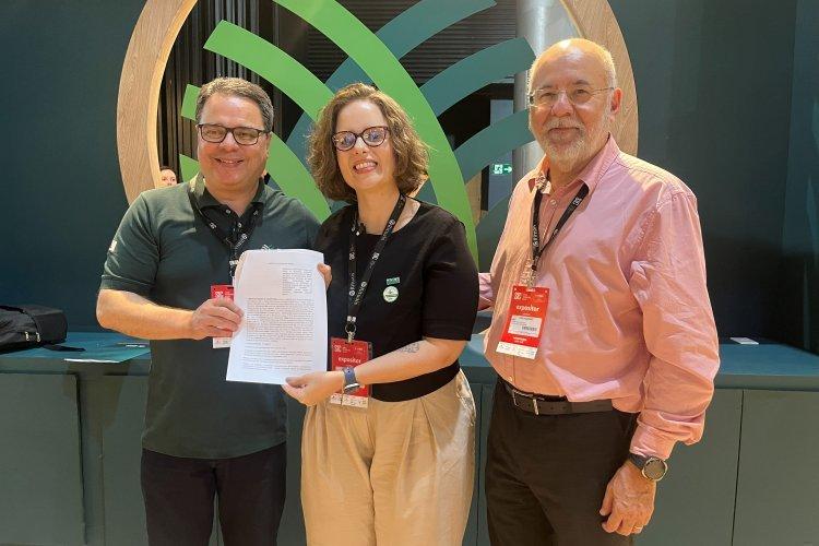 Grupo de produtores rurais em dia de campo da Embrapa