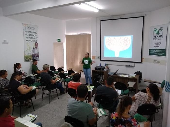 Produtor rural participando de curso prático no campo