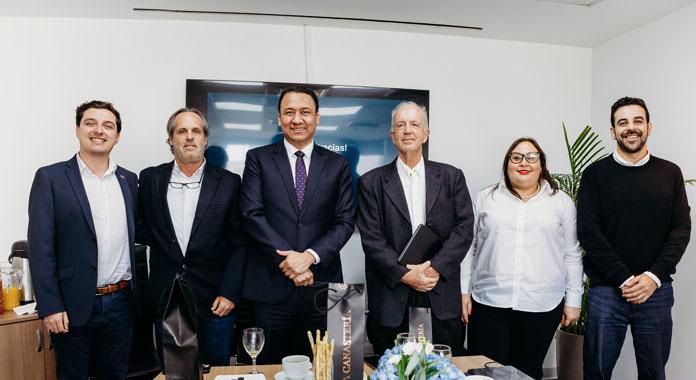 Produtor rural embalando soja para exportação