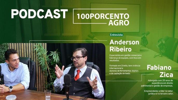 Agricultor analisando imagens de satélite em tablet para gestão de lavouras