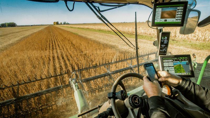 Máquinas agrícolas autônomas guiadas por IA em operação