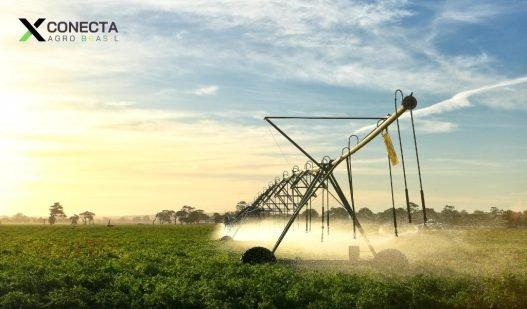 Pivô central inteligente irrigando campo de soja