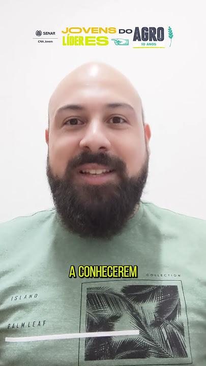 Jovens usando tecnologia no campo agropecuário