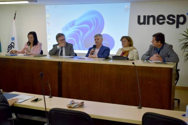 Implementos para motocultivadores em uso na lavoura