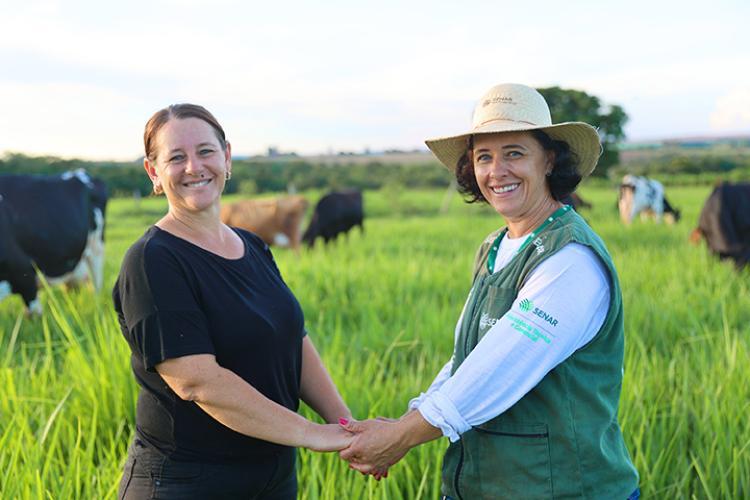 Mulheres trabalhando no campo no agronegócio brasileiro