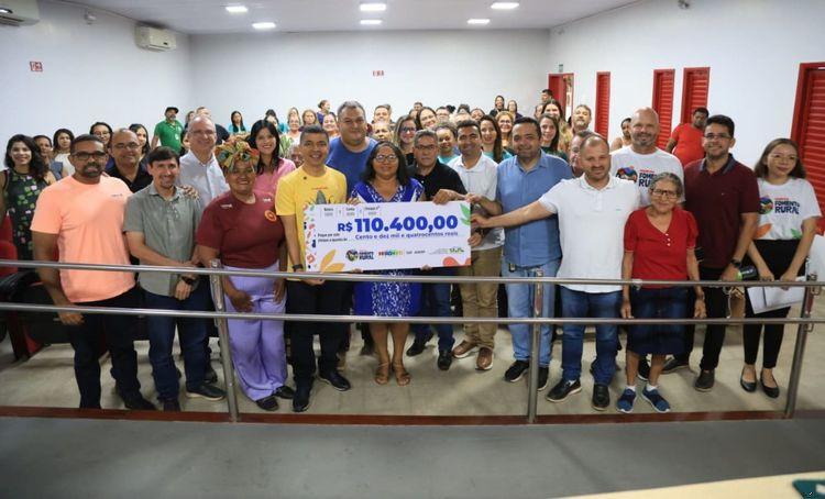 Agricultor acessando programas de apoio governamental no campo