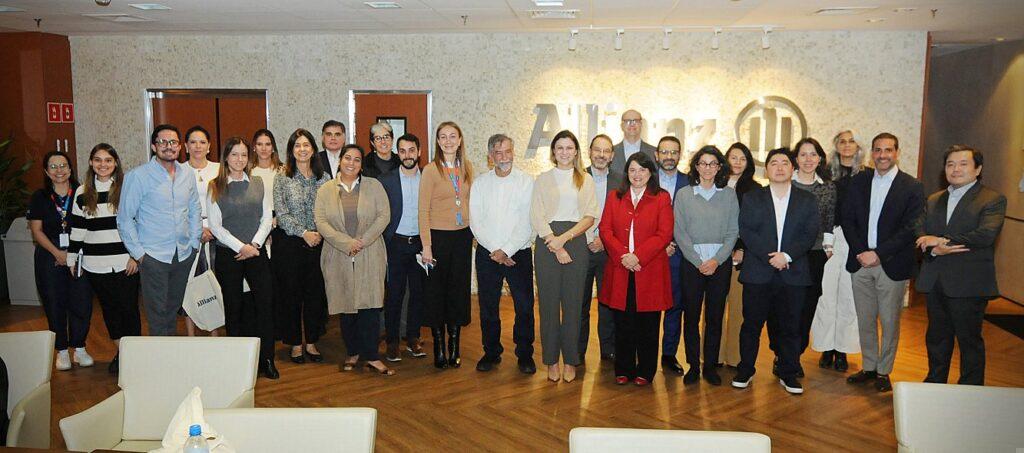 Agricultor contratando seguro rural em escritório