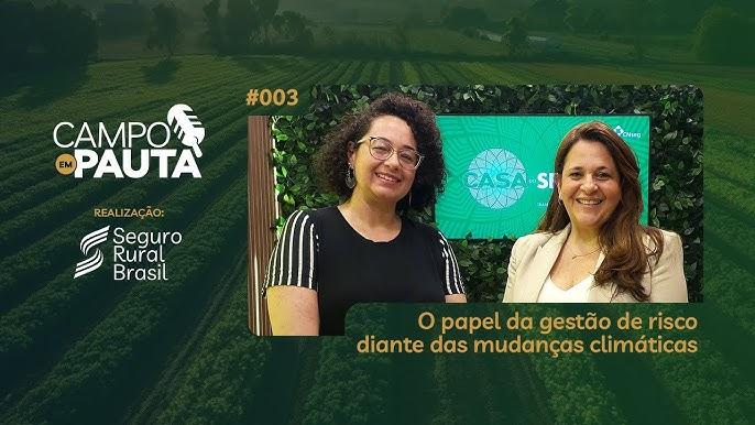 Produtor rural avaliando riscos climáticos na lavoura