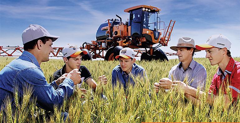 Família rural reunida planejando a sucessão familiar