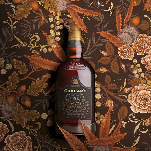 Módulo NFT de 6 metros durante colheita de alface com foco em canais e fluxo nutritivo