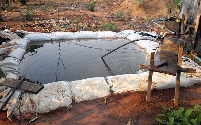 Exemplos visuais de instalação e manutenção de sistemas de irrigação pivô e gotejamento em canaviais