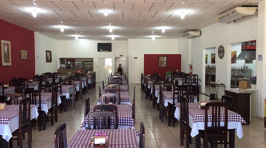 Medição de PPFD em plantas de manjericão sob luz artificial para otimizar fotossíntese