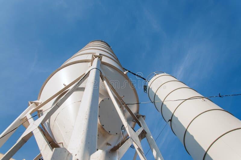 Dutos e ventiladores de aeração forçada instalados em silos verticais para milho