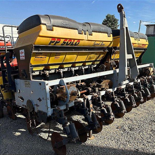 Exemplo de plantadeira em ação com espaçamento entre linhas para soja em ILP no campo