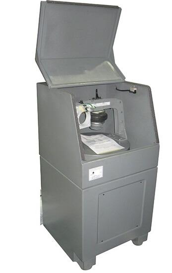 Operação de pulverizador com bicos antideriva evitando deriva em campo com vento moderado