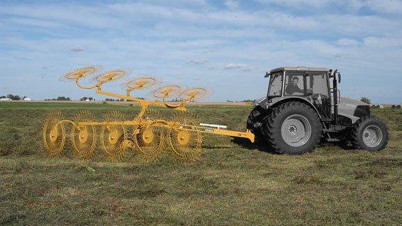Rastelo agrícola 1,8m Tramontina em uso no campo