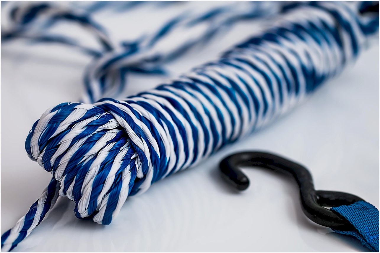 ski rope, nylon, tying, towing, cord, rope, hank, knot, fastening, securing, bind, tie, fasten, lashing, bundle, join, secure, pulling, marine, boating, tangled, blue security