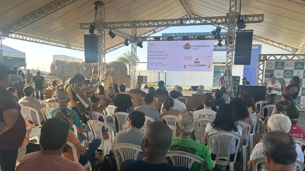 Produtores acompanham palestra técnica sobre cultivo de abacaxi em evento no norte fluminense