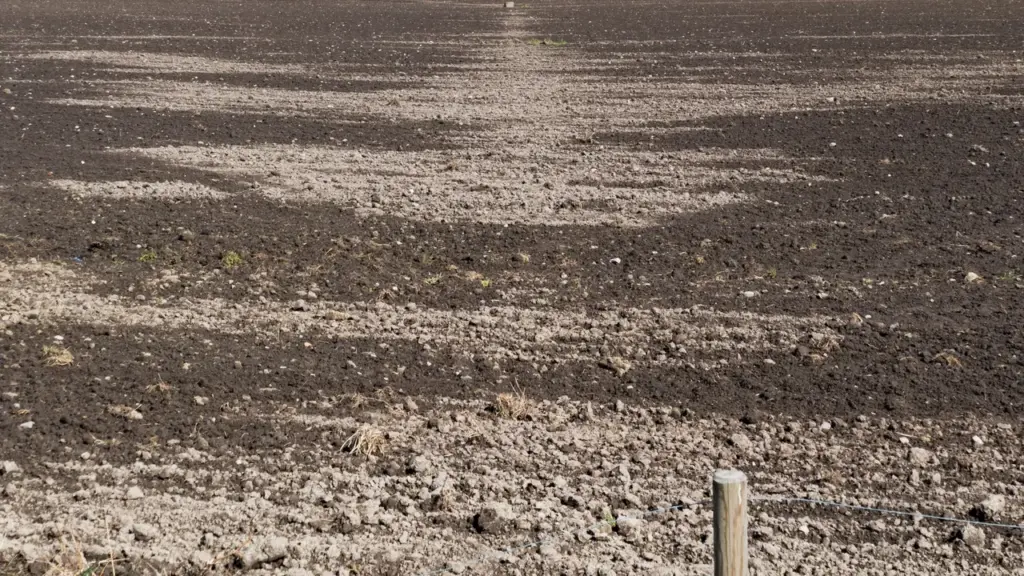 Campo arado com solo exposto e seco, imagem contextual para alerta de baixa umidade