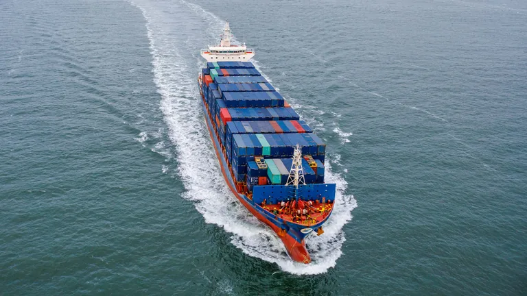 Navio cargueiro com contêineres em operação de comércio exterior