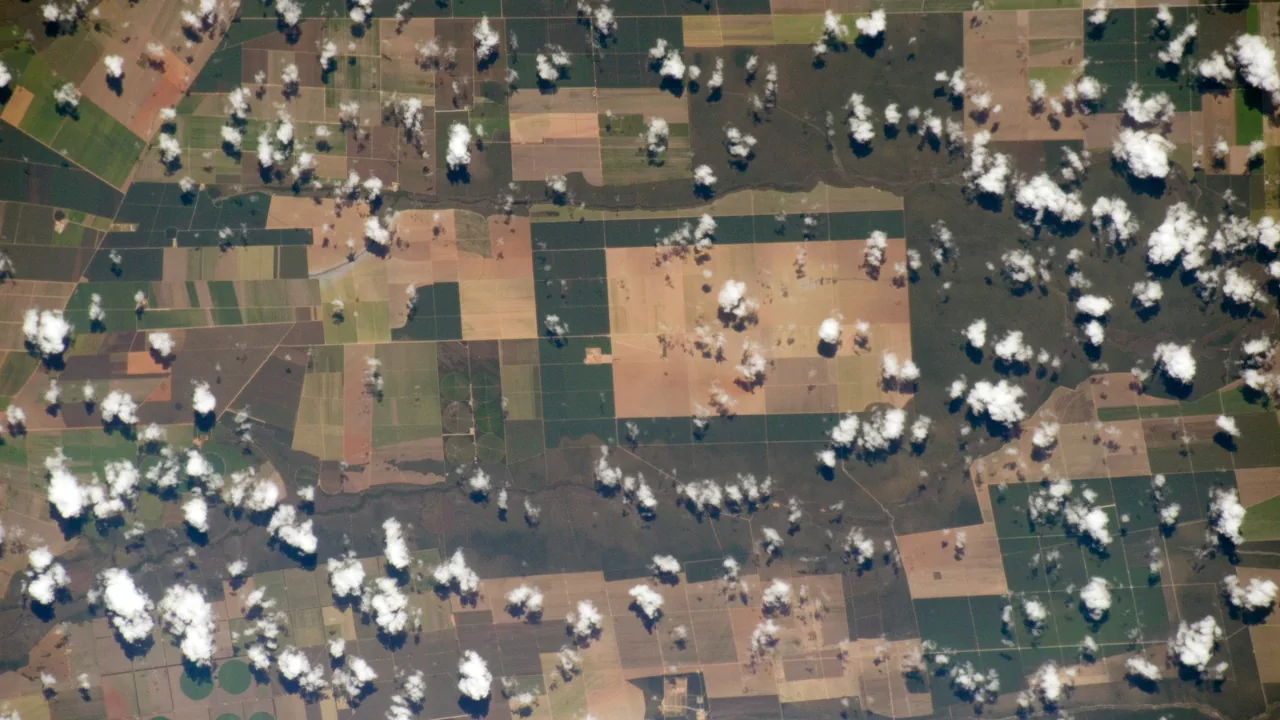 Áreas agrícolas no Brasil vistas por satélite, imagem contextual sobre destinação de terras rurais