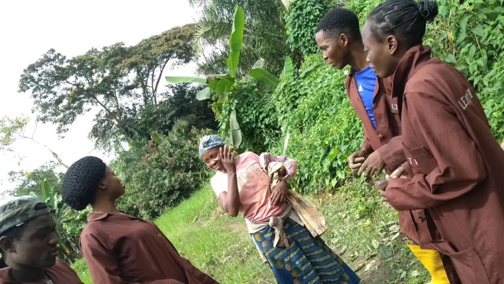 Trabalhadores rurais conversam em uma área de cultivo