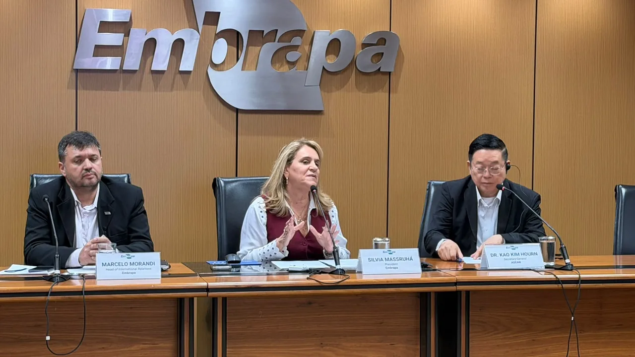 Presidente da Embrapa apresenta a estratégia agrícola brasileira ao secretário-geral da ASEAN