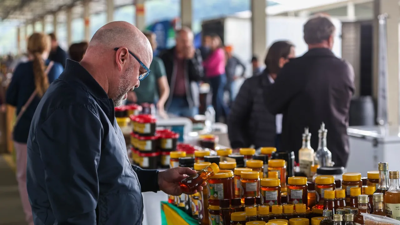 Produtos coloniais expostos em feira da agricultura familiar em Joinville