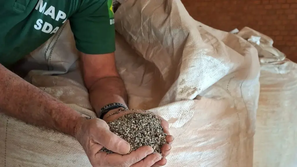 Fiscalização confere fertilizante granulado em sacarias durante operação do Mapa