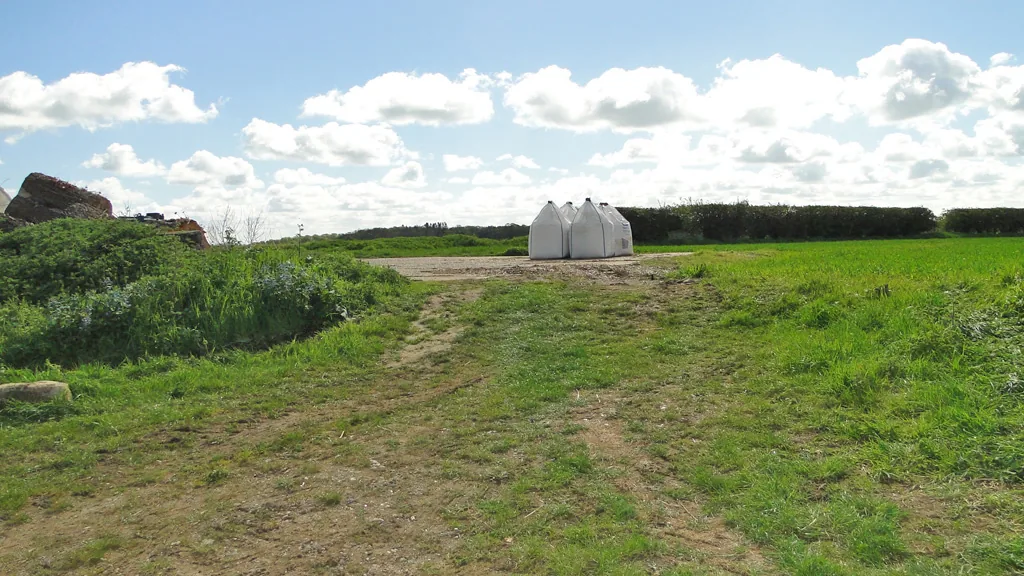 Big bags de fertilizante em área agrícola, imagem contextual