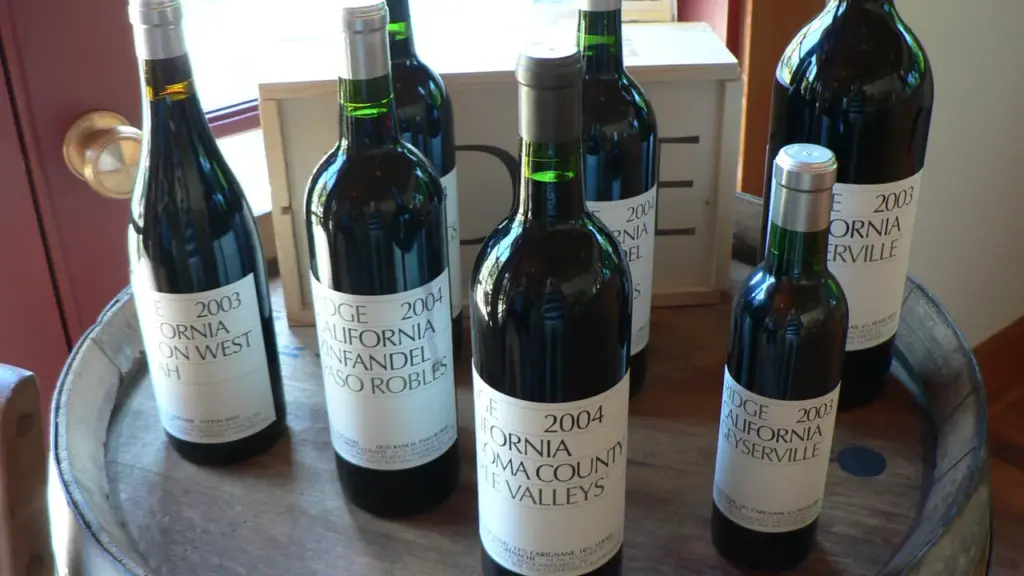 Garrafas de vinho organizadas em uma adega, imagem contextual para conferência de rótulo e origem