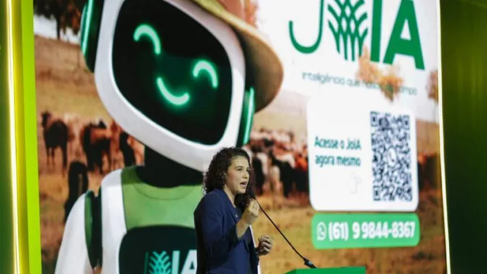 Assistente JoIA do Sistema CNA/Senar apresentado em evento, com robô e contato para atendimento pelo WhatsApp