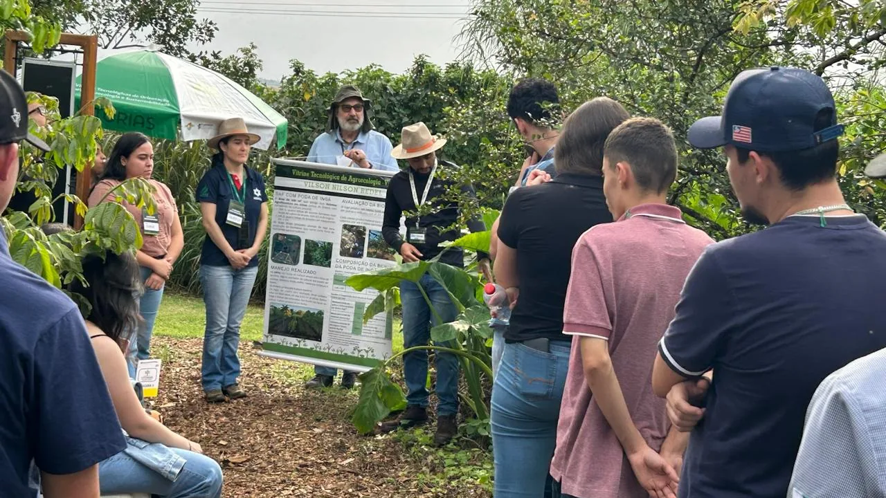 Grupo acompanha demonstração de manejo agroecológico na Vitrine Tecnológica de Agroecologia
