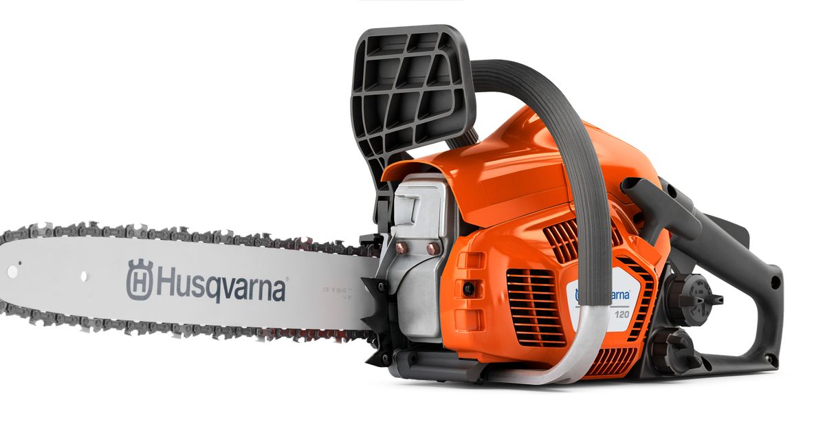 Motosserra Husqvarna 120 com sabre de 35 centímetros em fundo branco