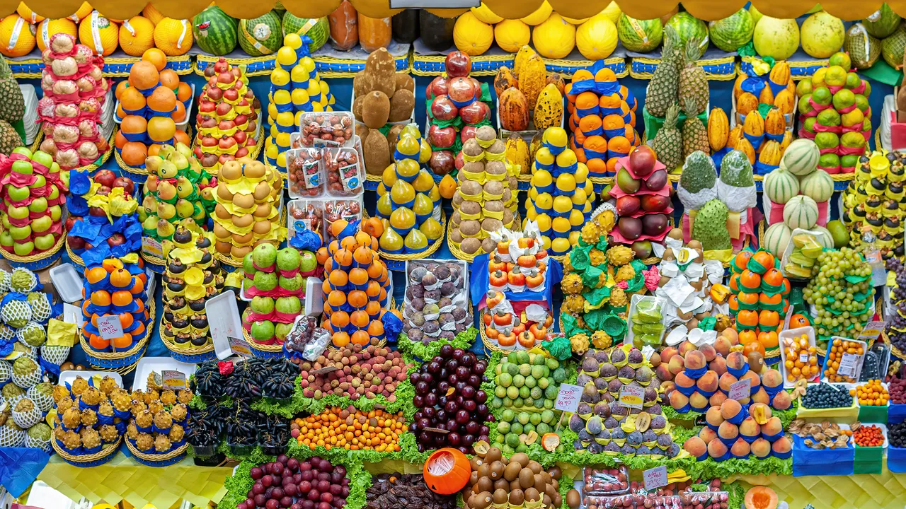Bancas de frutas e hortaliças em mercado atacadista