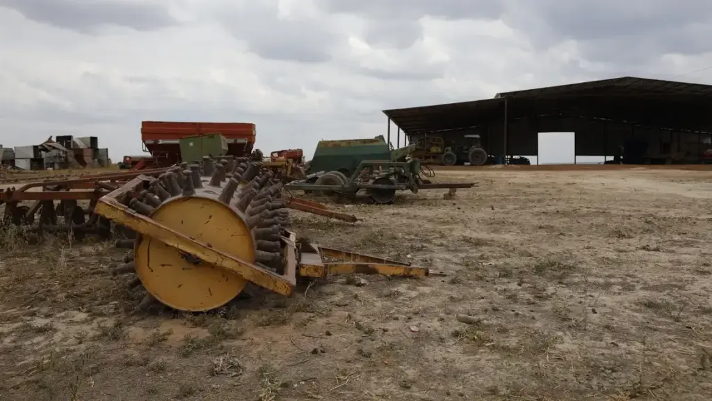 Máquinas agrícolas e implementos em propriedade rural, imagem contextual para explicar a renegociação de dívidas