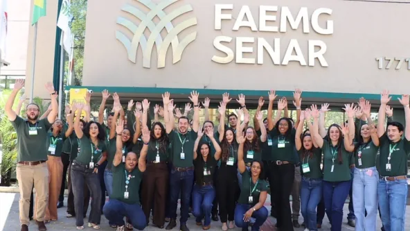 Grupo de residentes do programa de assistência técnica rural em frente à sede da Faemg e do Senar