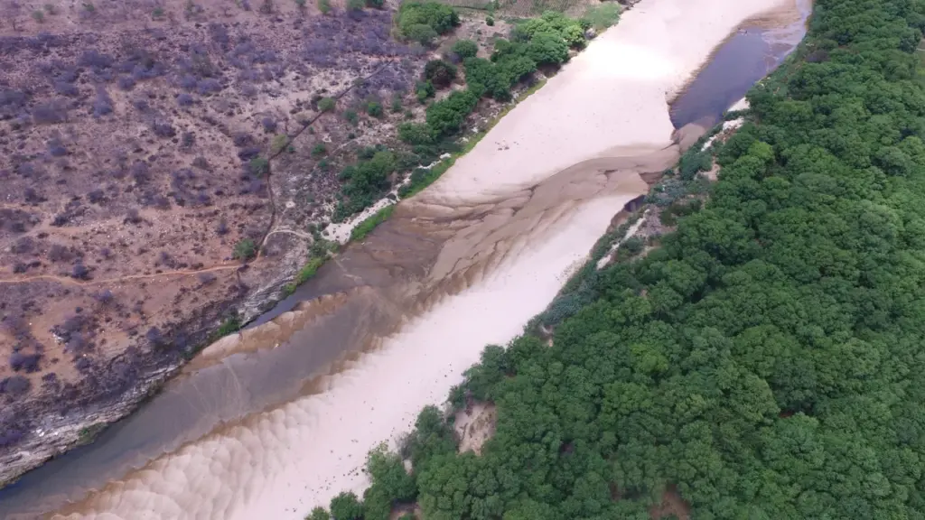 Rio seco entre área degradada e vegetação da Caatinga