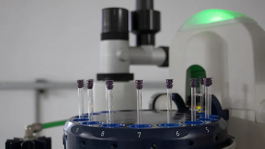 Aparelho de ressonância magnética usado na análise química de tainhas