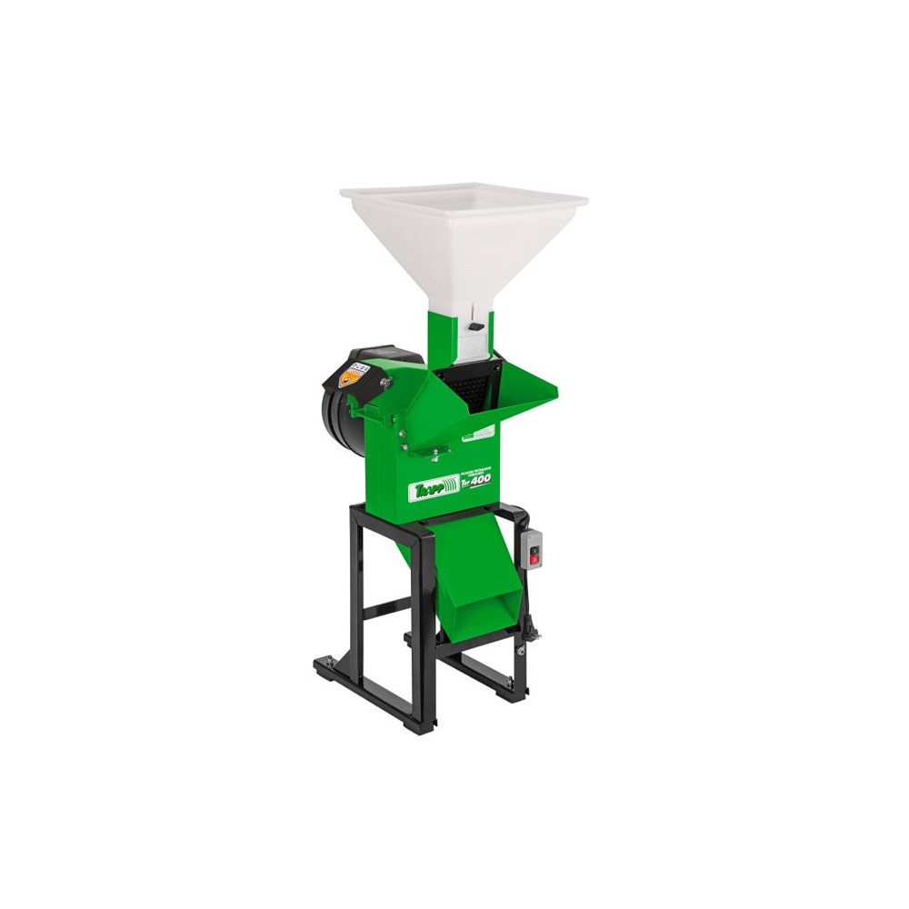 Triturador forrageiro Trapp TRF 400F Super com funil de grãos e estrutura metálica verde