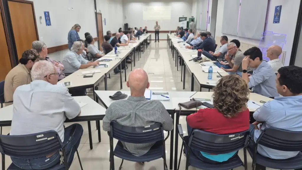 Participantes discutem sistemas de produção com plantas vivas em workshop da Embrapa em Dourados