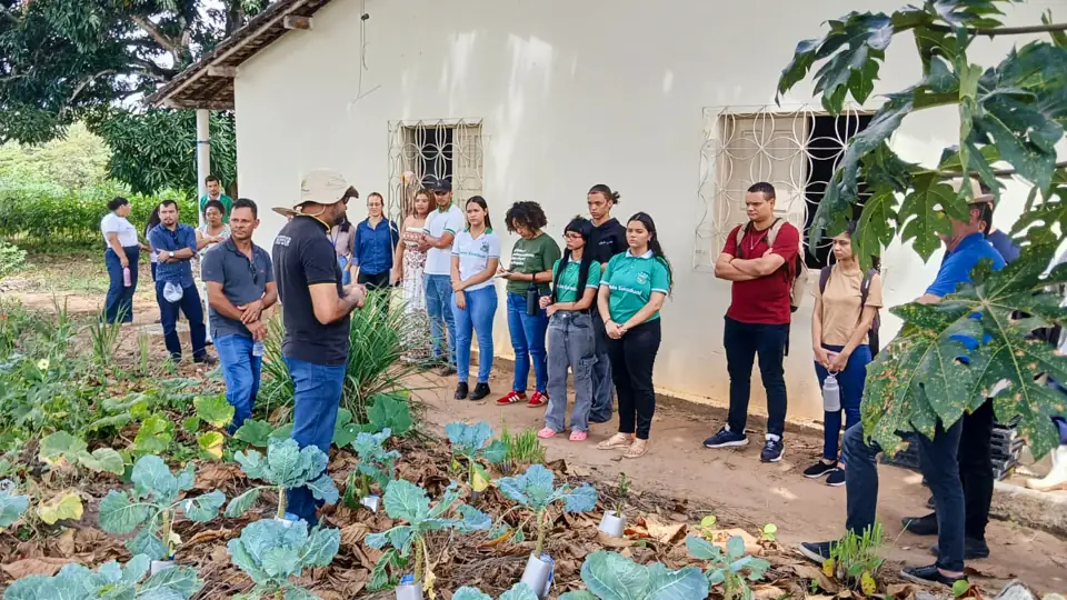 Visita técnica reúne estudantes e equipe em área de cultivo da Escola Família Agrícola de Ladeirinhas, em Japoatã (SE).