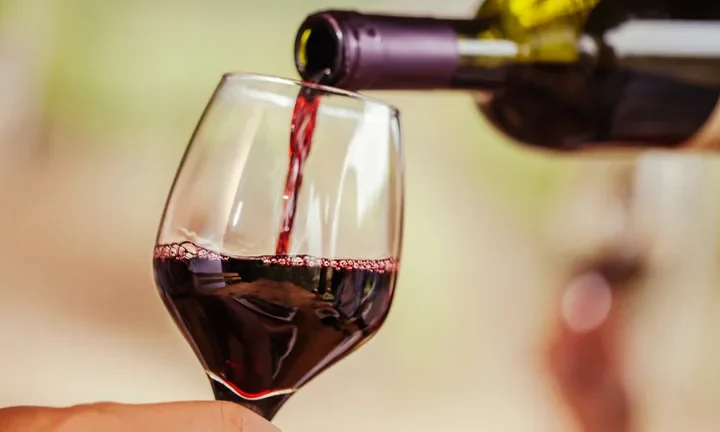 Taça recebendo vinho tinto, imagem de destaque para o Anuário do Vinho 2026