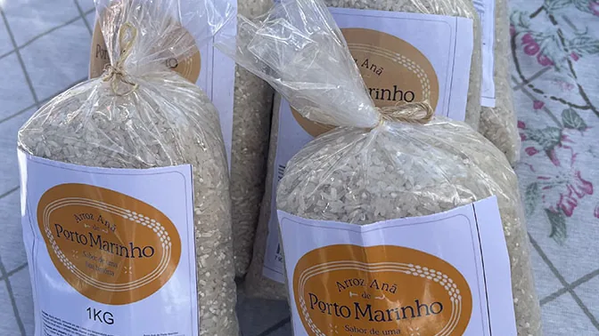 Pacotes de Arroz Anã de Porto Marinho, produto cultivado por agricultores familiares.
